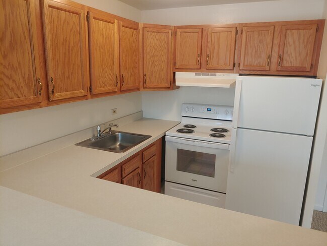 Building Photo - 5820 Oakwood Dr