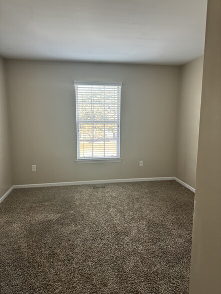Building Photo - 15284 Yale Dr