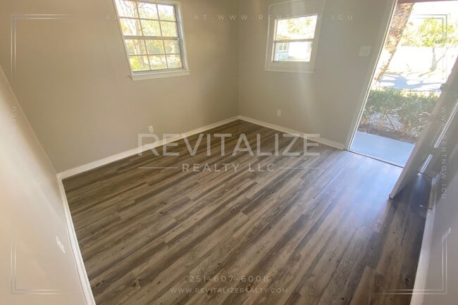 Building Photo - Renovated 1 Bedroom 1 Bath DUPLEX! **Plus ...