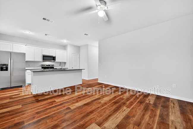 Building Photo - 2813 Peony Dr