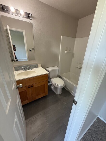 Building Photo - 725 Claremont Pky