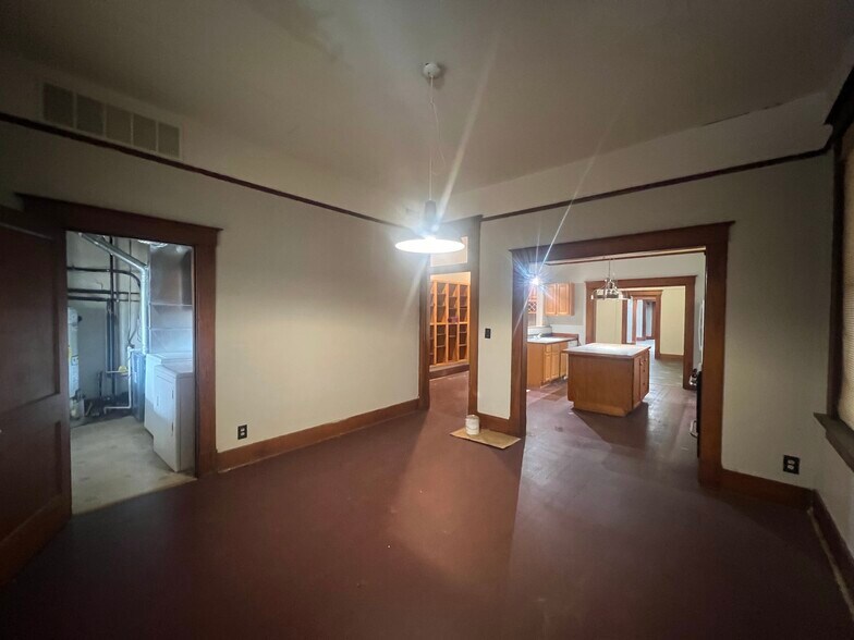 Building Photo - 923 W Douglas Ave
