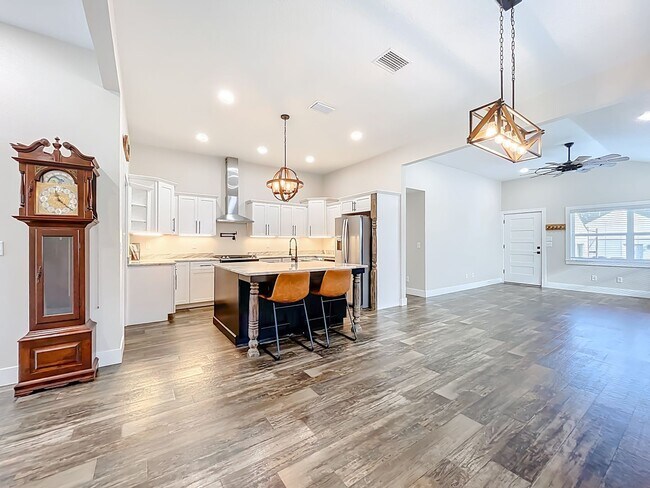 Building Photo - 389 S Central Ave