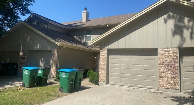 Primary Photo - 118 NE Greystone Dr