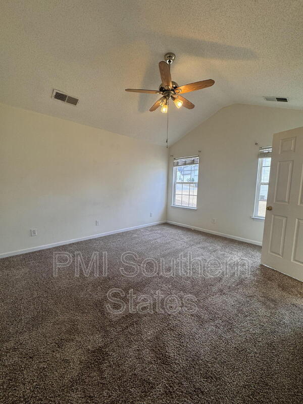 Building Photo - 115 Crossview Dr