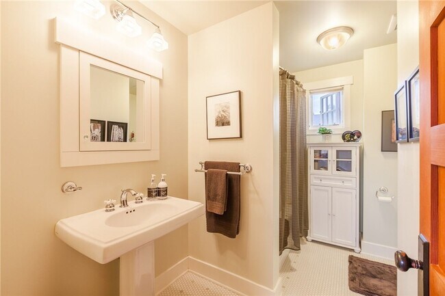Building Photo - Meticulously designed Craftsman in North Beach with private beach access.
