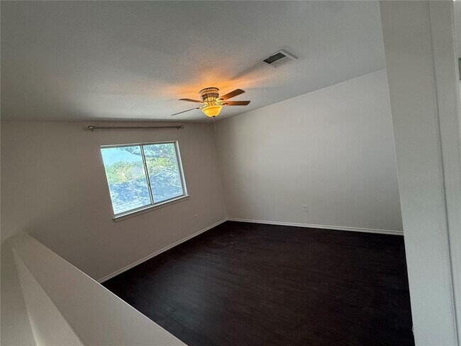 Building Photo - 3 Bed / 2 Bath / 2 living room a great bac...