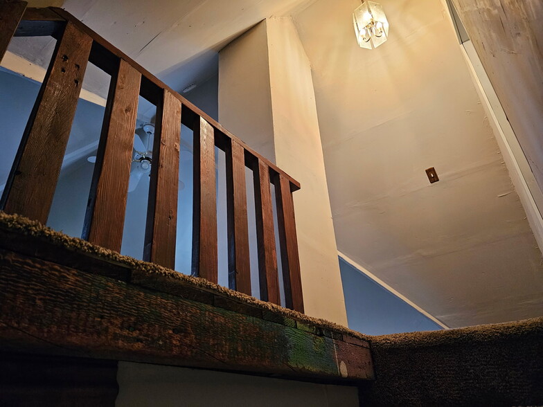 Building Photo - 512 Cemetery St