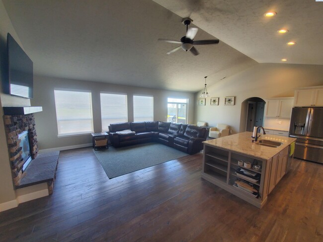 Building Photo - FOR RENT: West Pasco with heated inground ...
