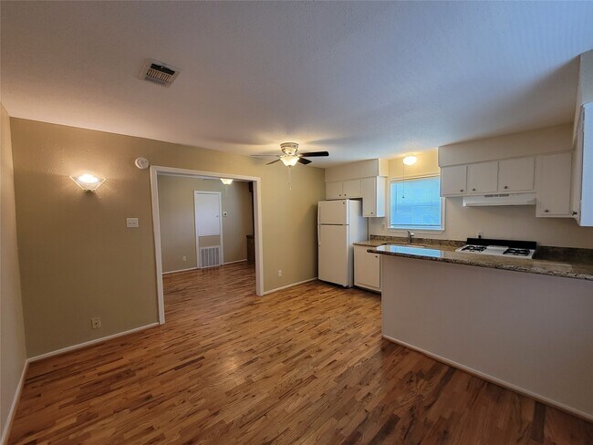 Building Photo - 845 Beverly St