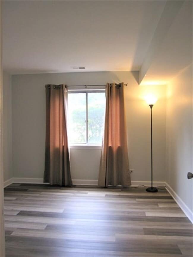 Building Photo - Spacious 2 Bedroom