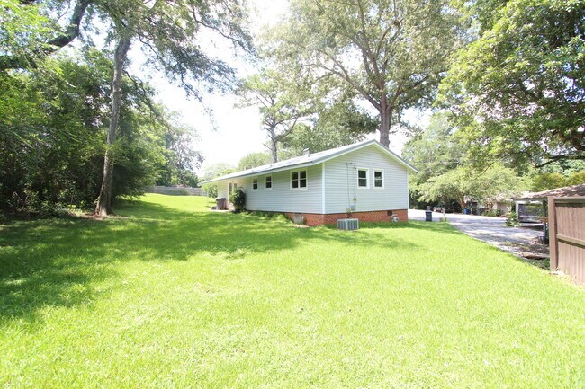 Building Photo - 3025 La Haven Cir