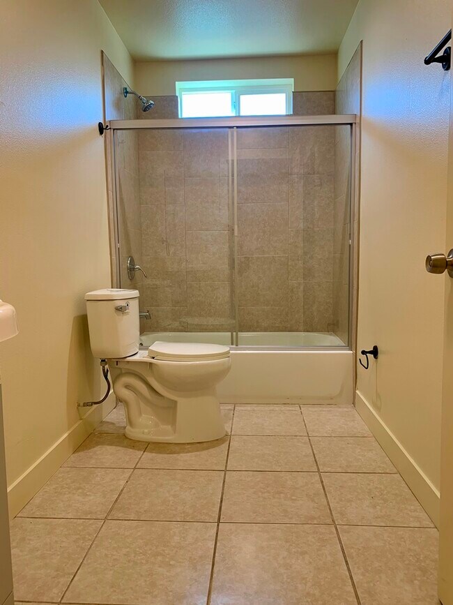 Building Photo - 1417 W 81st St