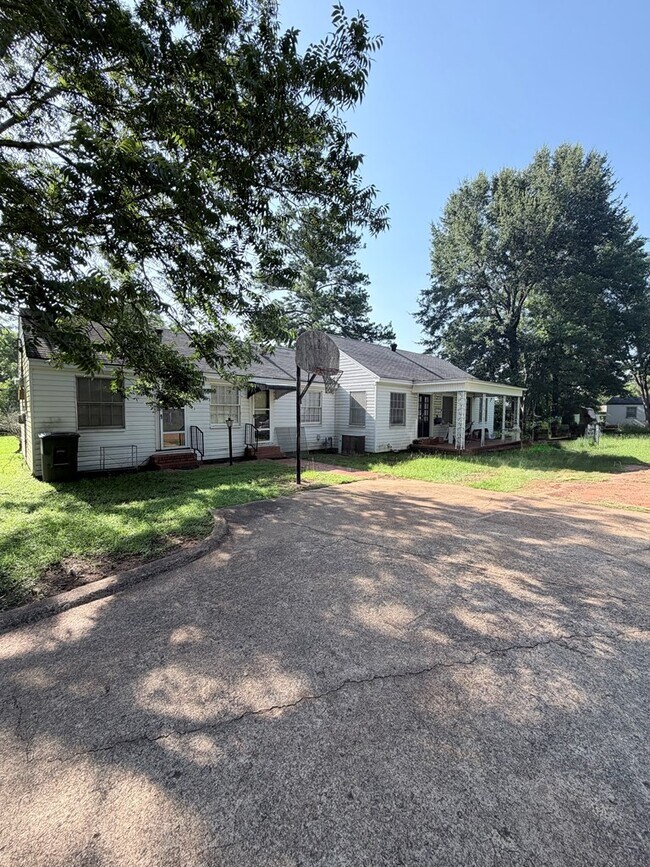 Building Photo - 2515 N Pecan St