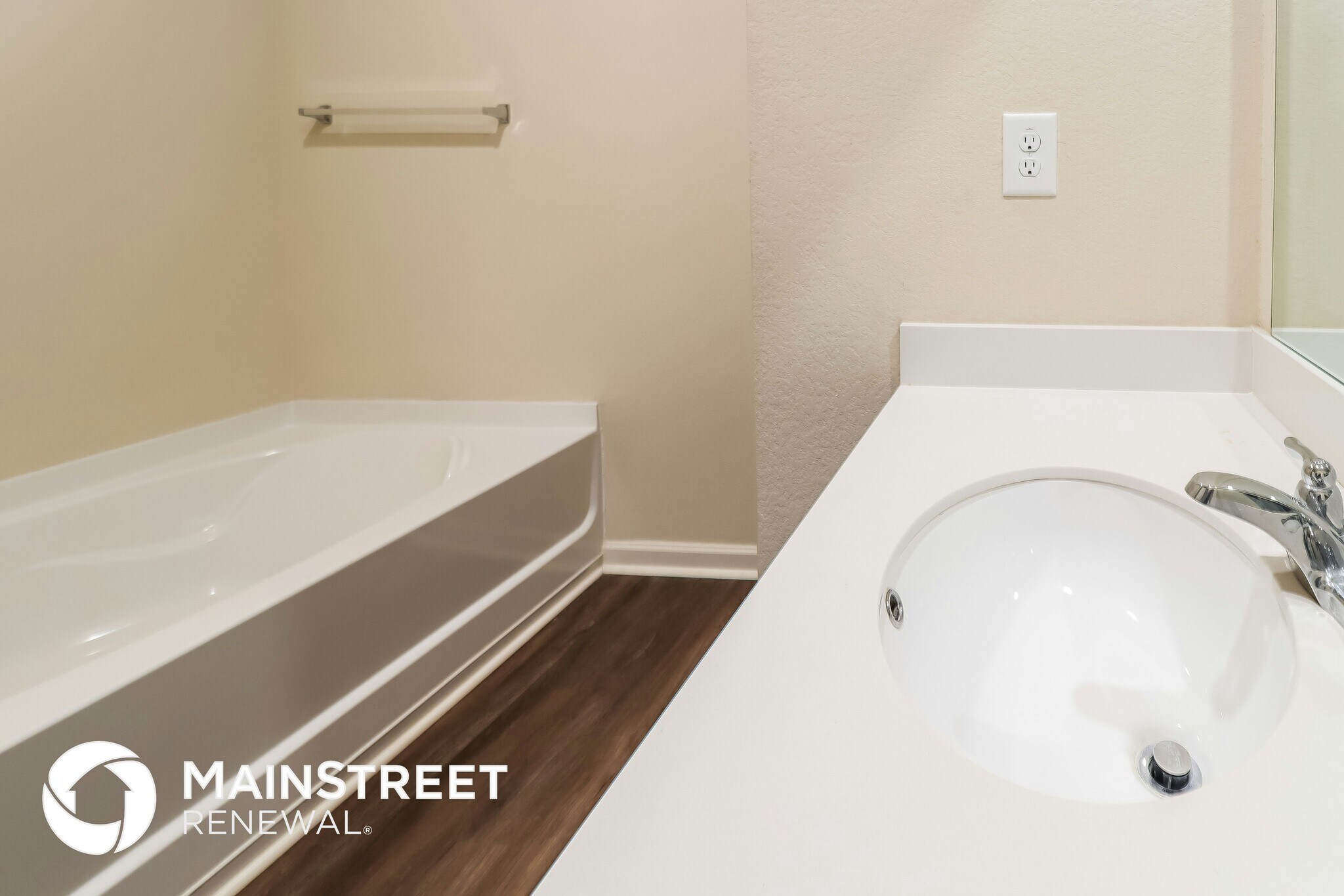 Building Photo - 585 Clover Cir