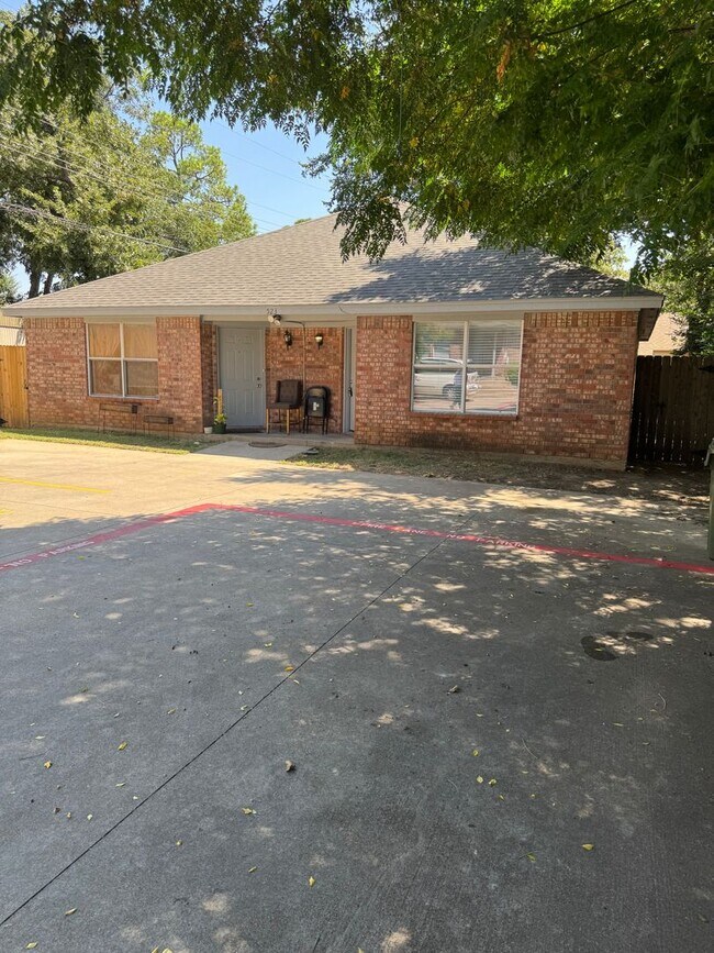 Primary Photo - 523 Oakwood Ln