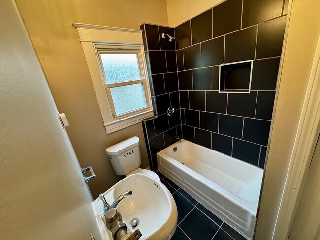 Building Photo - 610 Colorado Ave