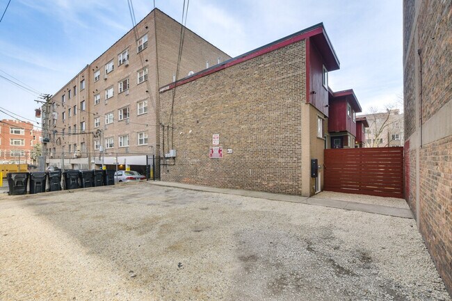 Building Photo - 6242 N Kenmore Ave