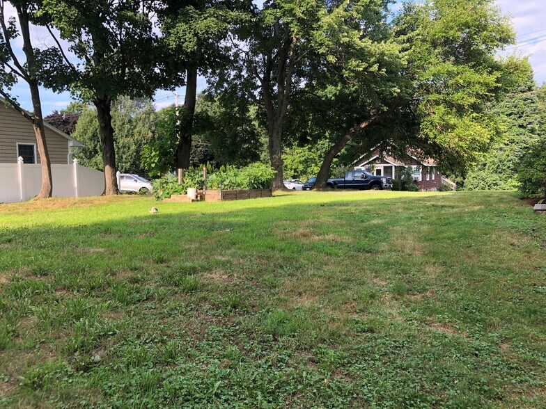 Building Photo - 27 Pleasant St