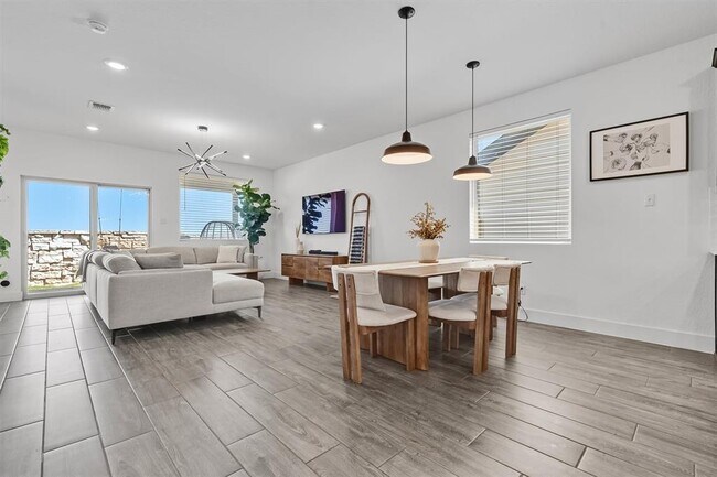 Building Photo - 905 Gray Fox Lp