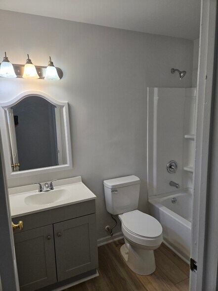 Master Bath - 126 Luden Dr