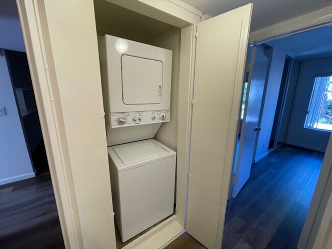 Building Photo - SHERMAN OAKS!!!: FANTASTIC 2 BEDROOM + 1 1...