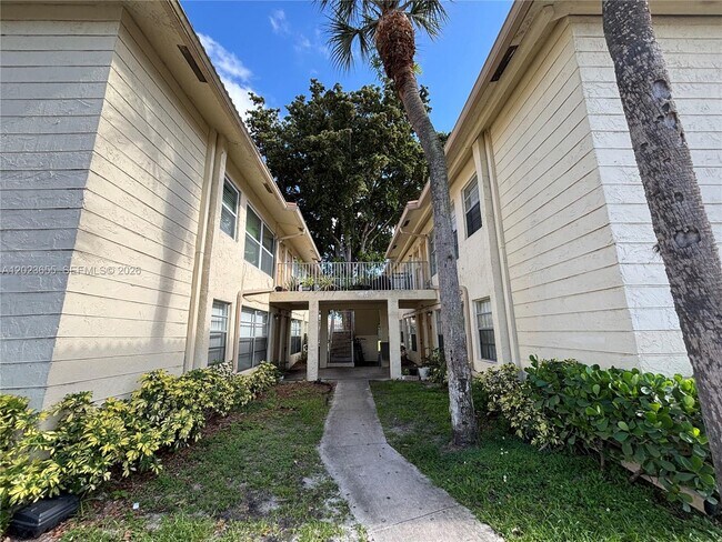 Building Photo - 11512 Royal Palm Blvd