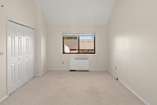 Building Photo - 7 River Rd