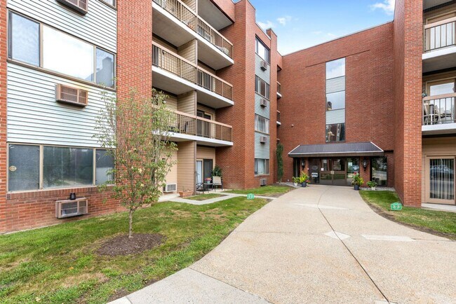 Building Photo - 4975 Washington St