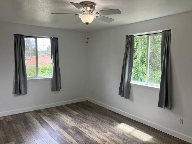 Building Photo - Three Bedroom Duplex in North Salem