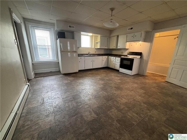 Building Photo - 332 Main St