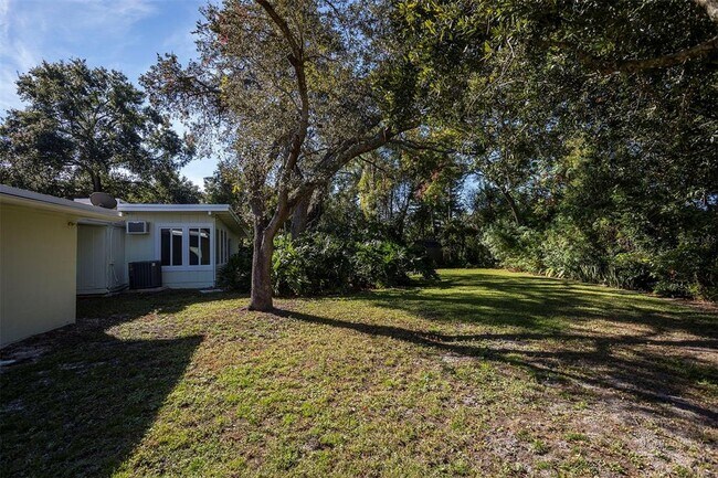 Building Photo - 2115 Sycamore Dr