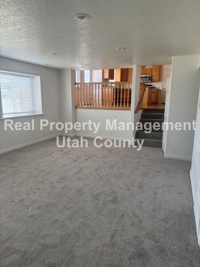 Building Photo - Large Home in Lehi!