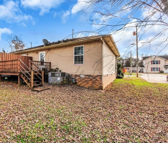 Building Photo - Two Bedroom Ranch Duplex in North Columbia (1/2 off first months rent)!