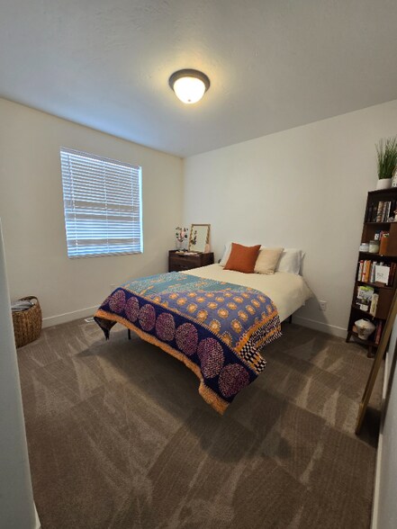 Building Photo - 896 N 560 W St