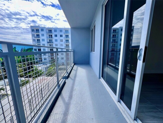 Building Photo - 120 N Compass Way