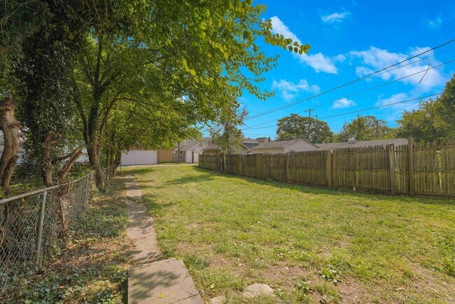 Building Photo - Move-In Ready 3-Bedroom Home with Updated Kitchen & Central A/C