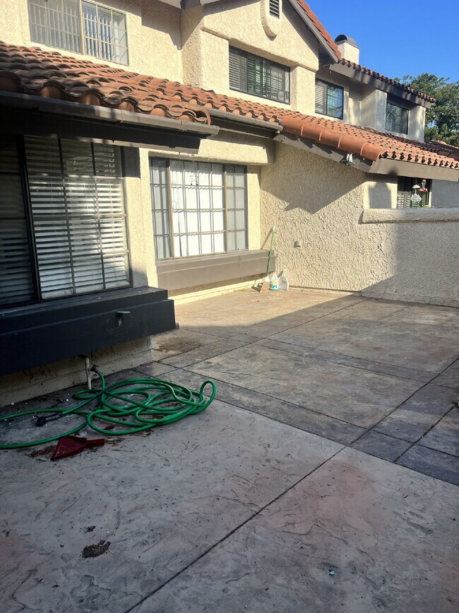 Building Photo - 480 Las Palomas Dr