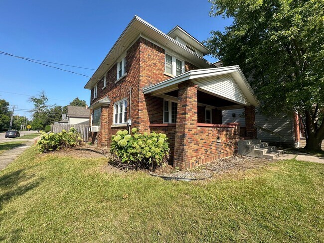 Building Photo - Gigantic 5 bedroom home on the NW side of ...