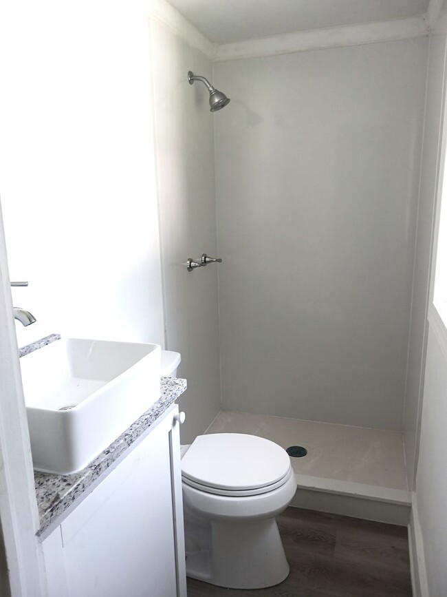 Building Photo - One Bedroom House Availalble for Rent in L...
