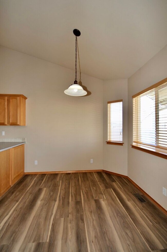 Building Photo - 3 bed 2 bath rancher with office