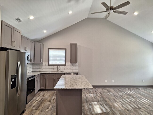 Building Photo - NEW DUPLEX Conveniently located to 40 West