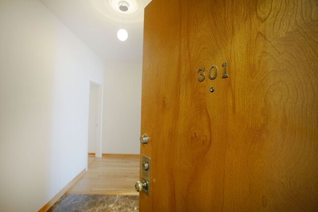 Building Photo - Sunlight Galore 2 Bed / 3Bath + Loft + Sundeck Condo in Westwood!