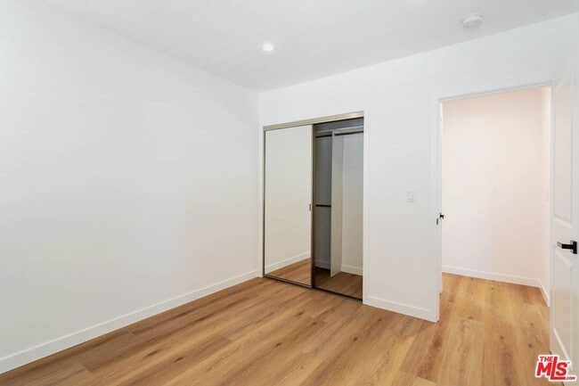 Building Photo - 815 W Glenoaks Blvd