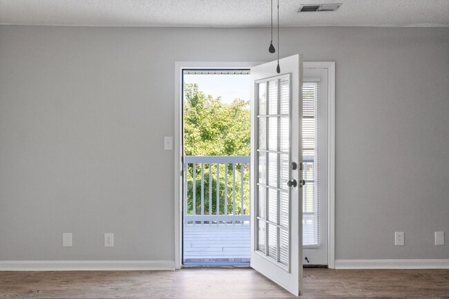 Building Photo - Renovated Two Bedroom Outside Gate 1!