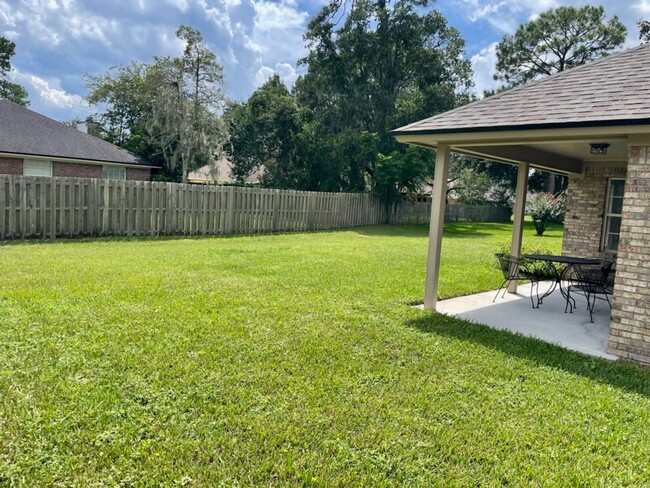 Building Photo - 3 Bedroom 2 Bathroom Home With Garage in M...