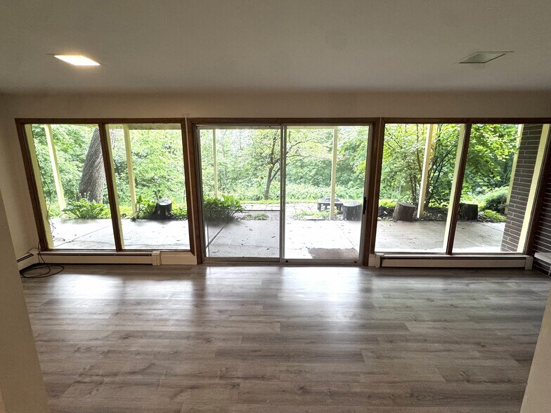 Primary Photo - 3168 Dubuque St NE