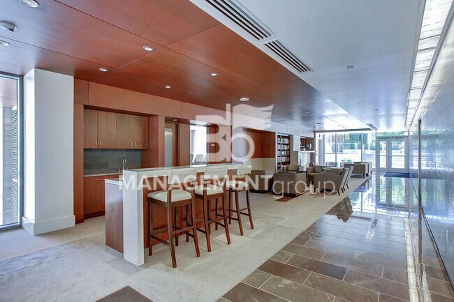 Building Photo - The Metropolitan, Pearl District's only 3b...