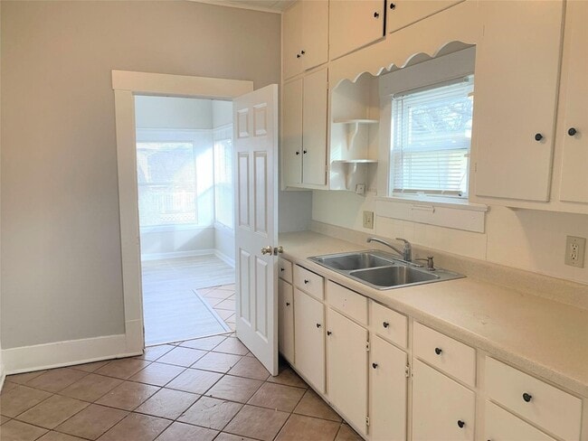 Building Photo - 520 E Day St