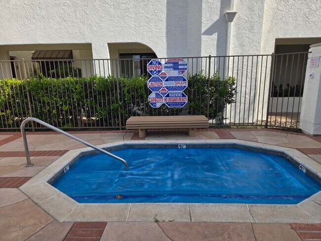 Building Photo - Ground-floor San Carlos stunning single-story condo available immediately.